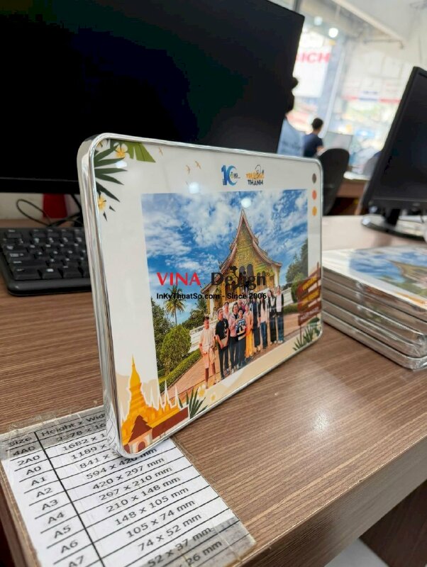 In ảnh tráng gương để bàn kỷ niệm chuyến du lịch, phủ bóng, bọc viền inox bạc, gắn chân dựng phía sau - INKTS2748