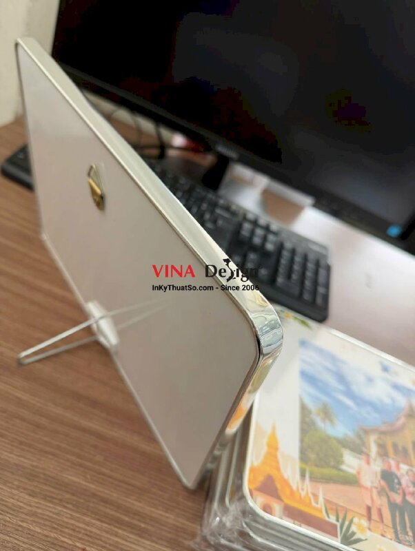 In ảnh tráng gương để bàn kỷ niệm chuyến du lịch, phủ bóng, bọc viền inox bạc, gắn chân dựng phía sau - INKTS2748