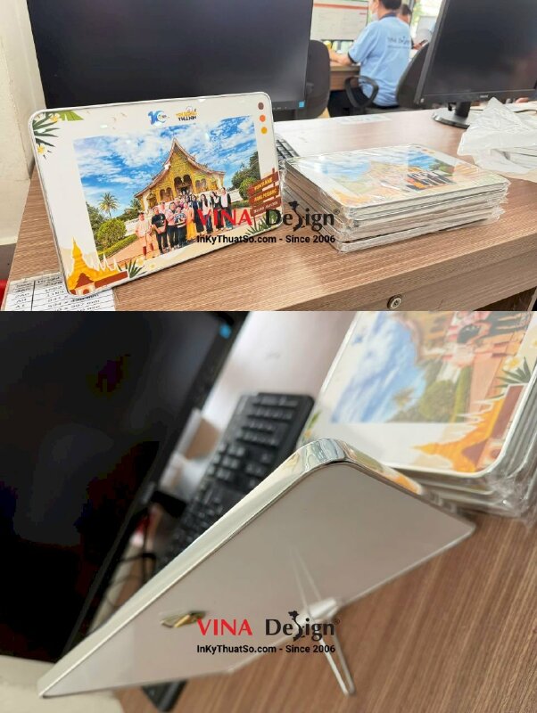 In ảnh tráng gương để bàn kỷ niệm chuyến du lịch, phủ bóng, bọc viền inox bạc, gắn chân dựng phía sau - INKTS2748