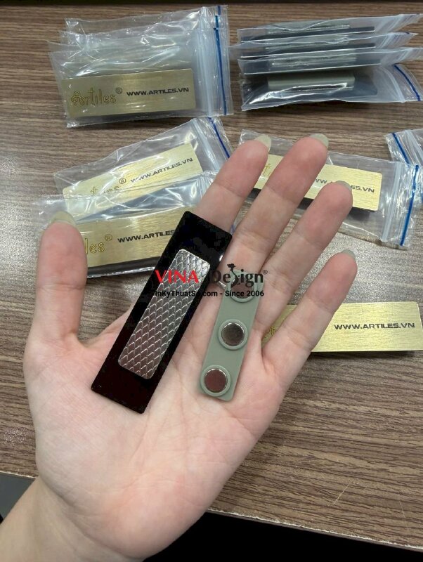 In bảng tên Inox vàng Gold logo thương hiệu gạch trang trí, gắn nam châm cài áo - INKTS2744