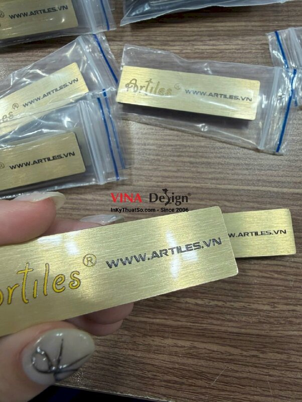 In bảng tên Inox vàng Gold logo thương hiệu gạch trang trí, gắn nam châm cài áo - INKTS2744