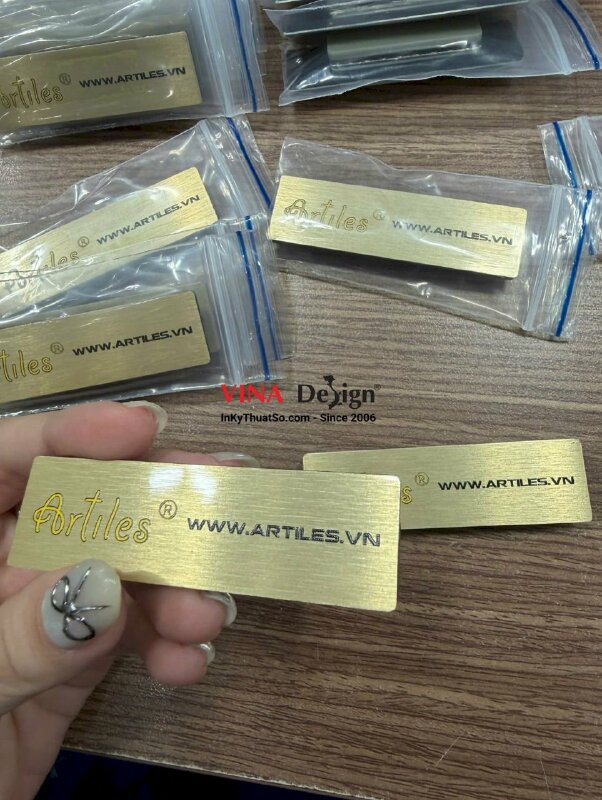 In bảng tên Inox vàng Gold logo thương hiệu gạch trang trí, gắn nam châm cài áo - INKTS2744