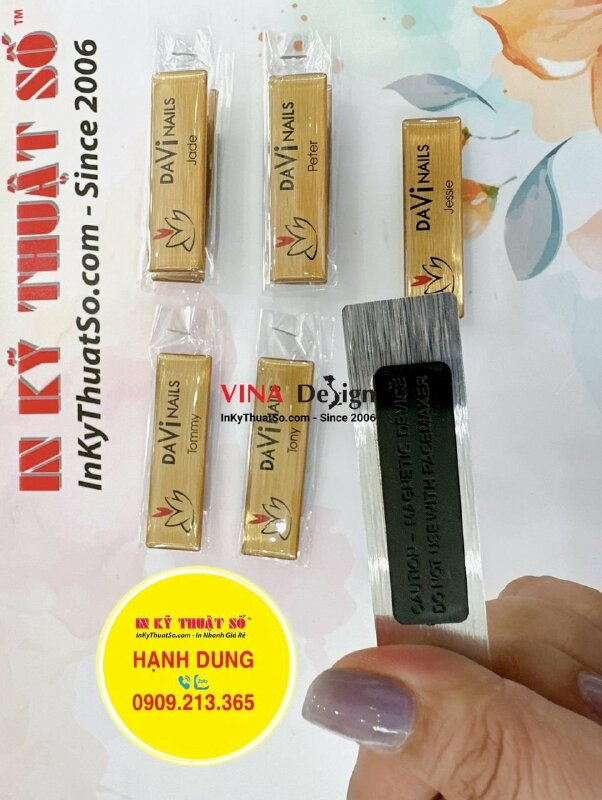 In thẻ tên nhân viên đổ keo gắn nam châm cho Nails Spa, hàng gửi đi New York Mỹ từ TPHCM - INKTS1326
