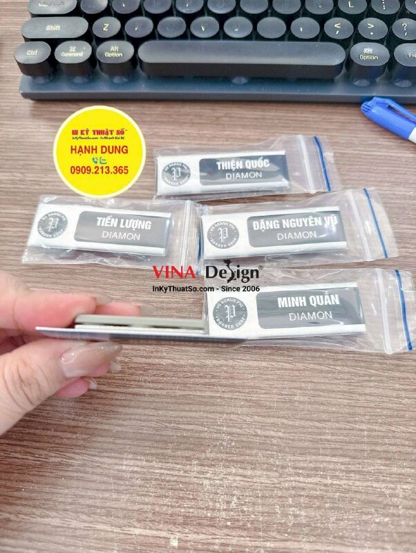 In bảng tên nhựa đổ keo gắn nam châm chức danh Diamon cho tiệm tóc nam Barber Shop - INKTS3726