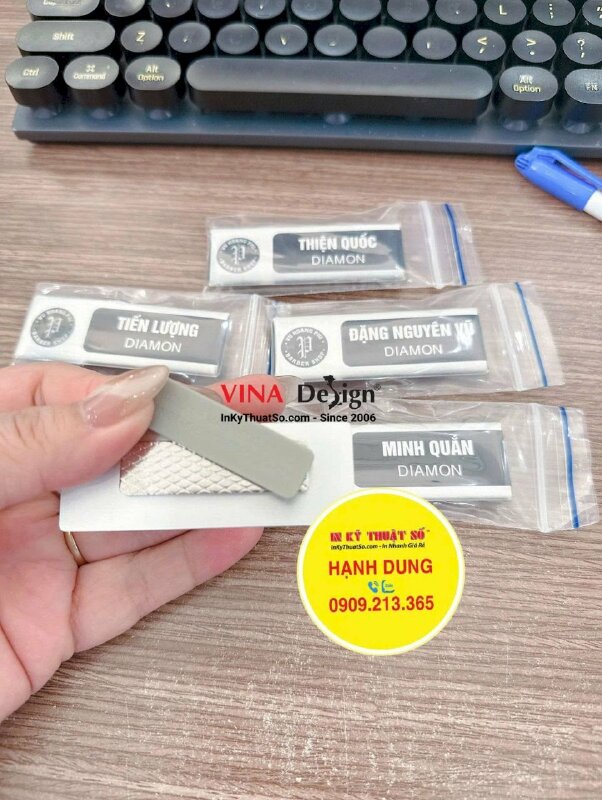 In bảng tên nhựa đổ keo gắn nam châm chức danh Diamon cho tiệm tóc nam Barber Shop - INKTS3726