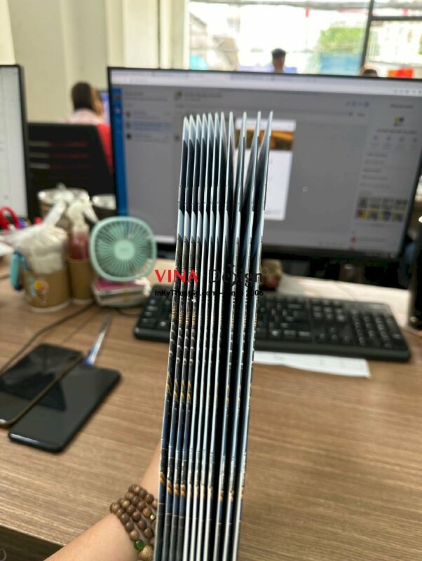 In catalogue khổ A4 2 mặt, bìa C300 cán mờ 1 mặt, ruột C150 không cán màng - INKTS309