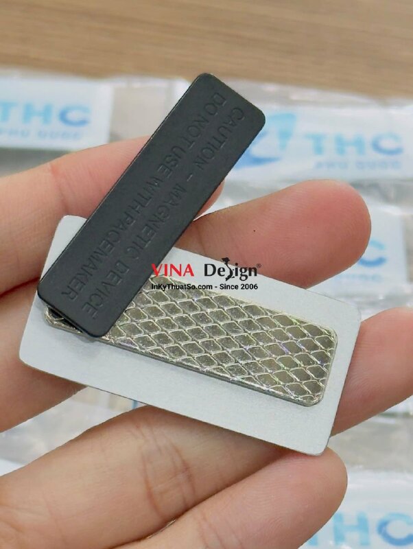 In huy hiệu cài áo logo công ty du lịch và tour trọn gói tại Phú Quốc, nhựa đổ keo gắn nam châm hít - INKTS3729