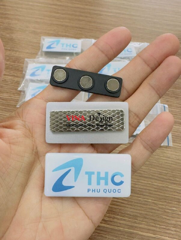 In huy hiệu cài áo logo công ty du lịch và tour trọn gói tại Phú Quốc, nhựa đổ keo gắn nam châm hít - INKTS3729