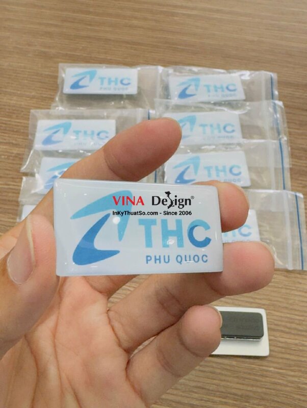 In huy hiệu cài áo logo công ty du lịch và tour trọn gói tại Phú Quốc, nhựa đổ keo gắn nam châm hít - INKTS3729