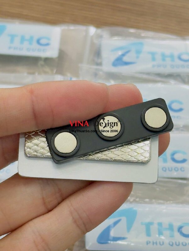 In huy hiệu cài áo logo công ty du lịch và tour trọn gói tại Phú Quốc, nhựa đổ keo gắn nam châm hít - INKTS3729