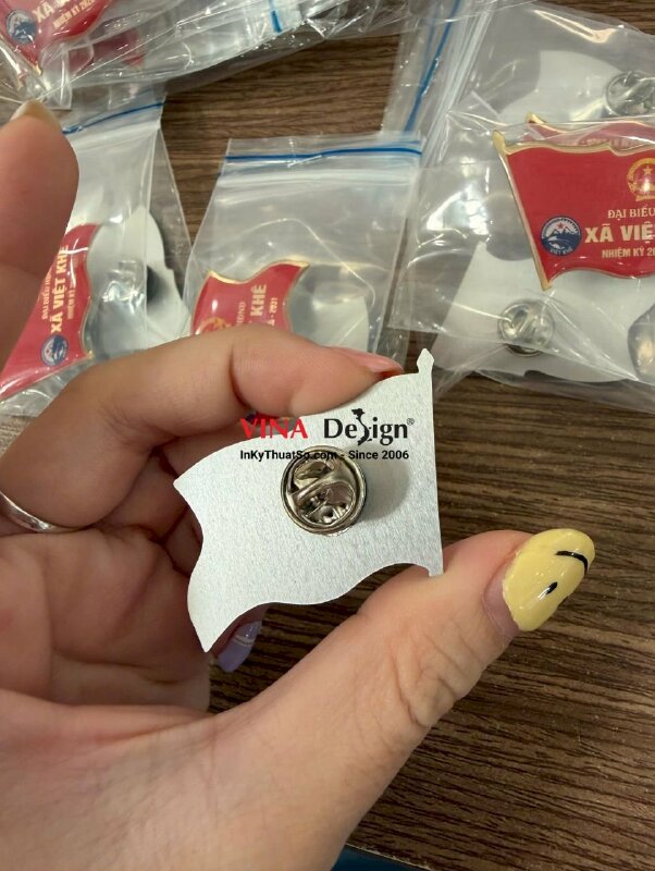 In huy hiệu hình lá cờ đỏ Đại Biểu HĐND Xã nhiệm kỳ, huy hiệu nhựa đổ keo, đi viền vàng kim loại - INKTS3768