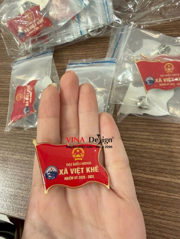 In huy hiệu hình lá cờ đỏ Đại Biểu HĐND Xã nhiệm kỳ, huy hiệu nhựa đổ keo, đi viền vàng kim loại - INKTS3768