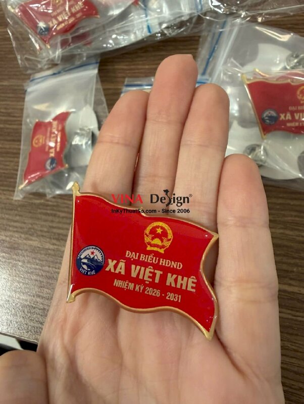 In huy hiệu hình lá cờ đỏ Đại Biểu HĐND Xã nhiệm kỳ, huy hiệu nhựa đổ keo, đi viền vàng kim loại - INKTS3768