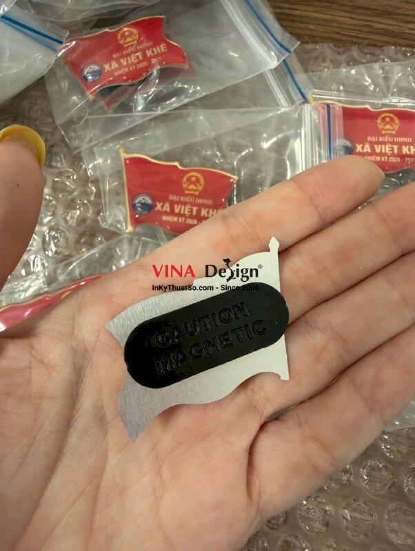 In huy hiệu hình lá cờ đỏ Đại Biểu HĐND Xã nhiệm kỳ, huy hiệu nhựa đổ keo, đi viền vàng kim loại - INKTS3768