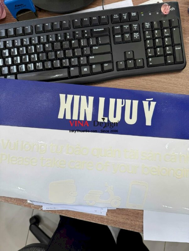 In nhãn dán kính Xin Lưu Ý Vui Lòng Tự Bảo Quản Tài Sản Cá Nhân, Decal trong in UV có mực trắng - INKTS3719