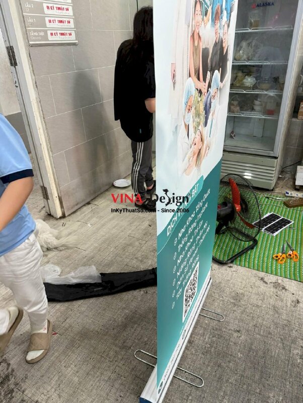 In standee chân cuốn giới thiệu dịch vụ nha khoa, lắp sẵn vào banner cuốn - INKTS3709