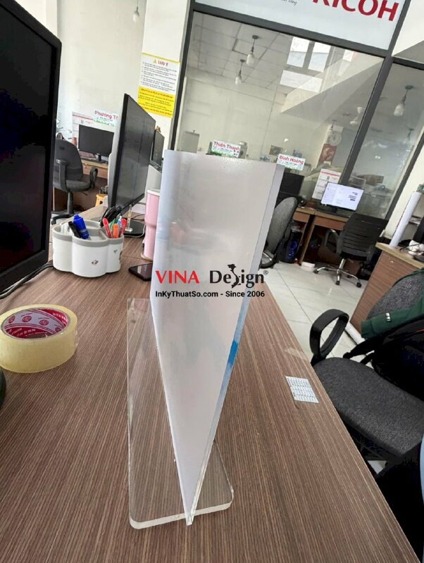 In standee để bàn bằng Mica hình bản đồ thế giới cho viện đào tạo quốc tế trường đại học - INKTS3725