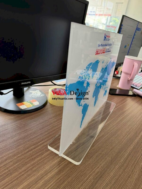 In standee để bàn bằng Mica hình bản đồ thế giới cho viện đào tạo quốc tế trường đại học - INKTS3725