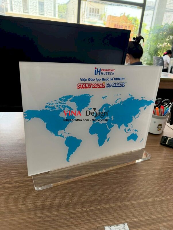 In standee để bàn bằng Mica hình bản đồ thế giới cho viện đào tạo quốc tế trường đại học - INKTS3725
