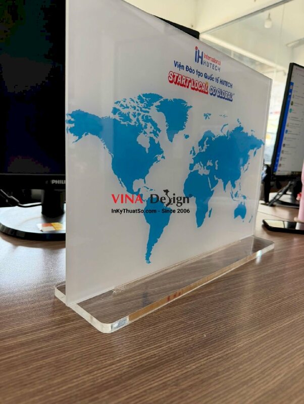In standee để bàn bằng Mica hình bản đồ thế giới cho viện đào tạo quốc tế trường đại học - INKTS3725