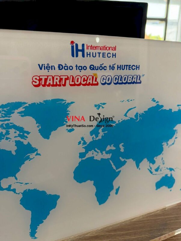 In standee để bàn bằng Mica hình bản đồ thế giới cho viện đào tạo quốc tế trường đại học - INKTS3725