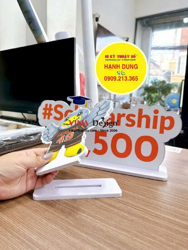 In standee để bàn mô hình linh vật trường College tại Canada thông tin về học bổng Scholarship -  INKTS3743