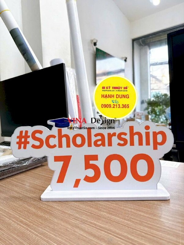 In standee để bàn mô hình linh vật trường College tại Canada thông tin về học bổng Scholarship -  INKTS3743