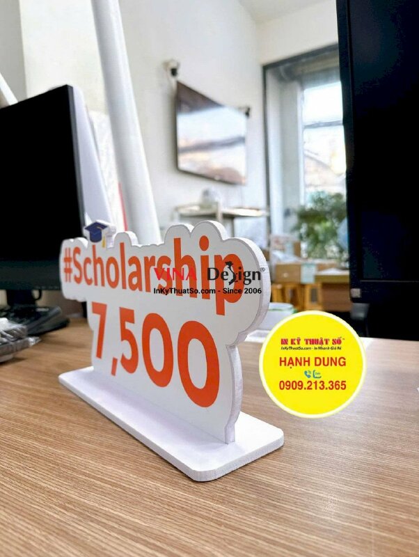 In standee để bàn mô hình linh vật trường College tại Canada thông tin về học bổng Scholarship -  INKTS3743