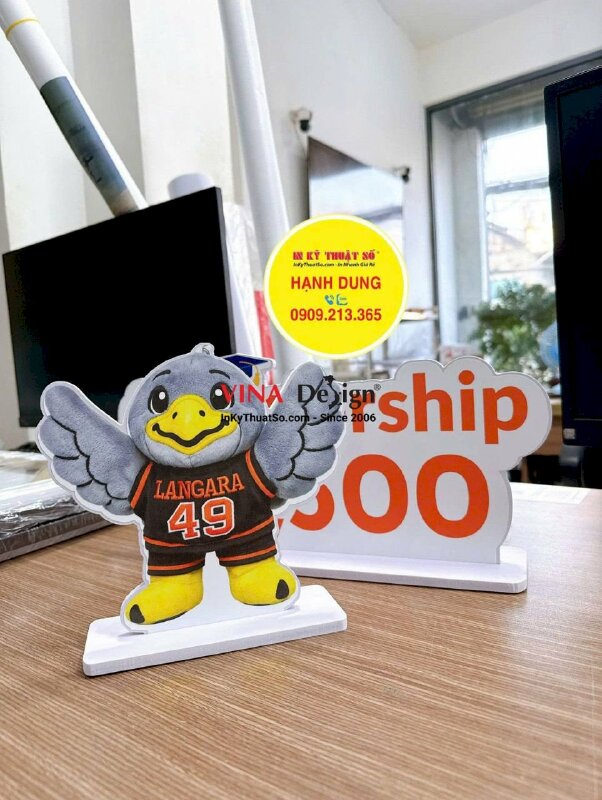 In standee để bàn mô hình linh vật trường College tại Canada thông tin về học bổng Scholarship -  INKTS3743