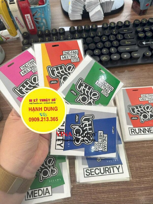 In thẻ đeo sự kiện Fan Meeting chức danh Staff, Media, Supplier, Security, Runner, thẻ giấy ép plastic - INKTS3736