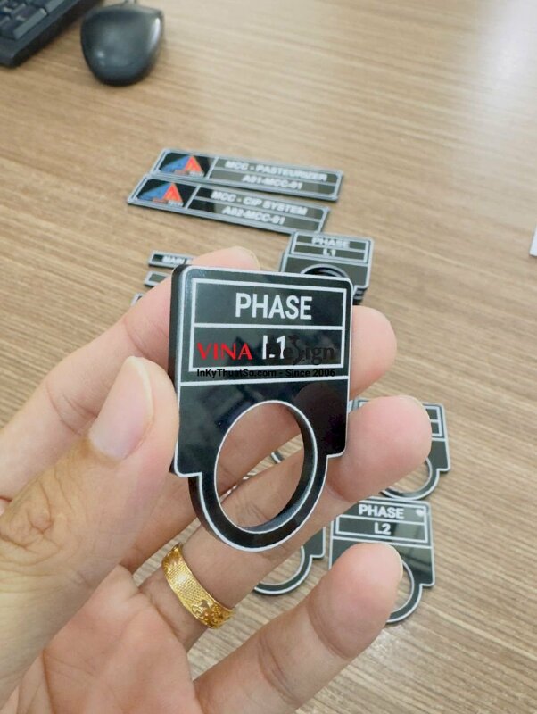 In thẻ Mica mỏng 2li in UV phẳng mực trắng, name tag linh kiện máy móc thiết bị - INKTS3749