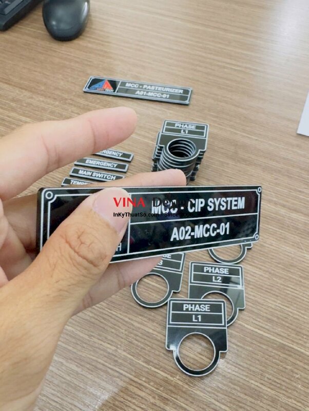 In thẻ Mica mỏng 2li in UV phẳng mực trắng, name tag linh kiện máy móc thiết bị - INKTS3749