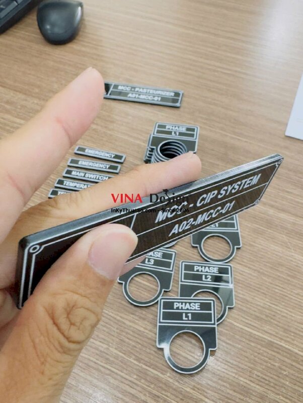 In thẻ Mica mỏng 2li in UV phẳng mực trắng, name tag linh kiện máy móc thiết bị - INKTS3749