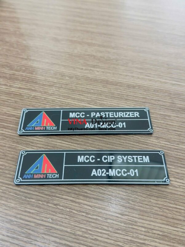 In thẻ Mica mỏng 2li in UV phẳng mực trắng, name tag linh kiện máy móc thiết bị - INKTS3749