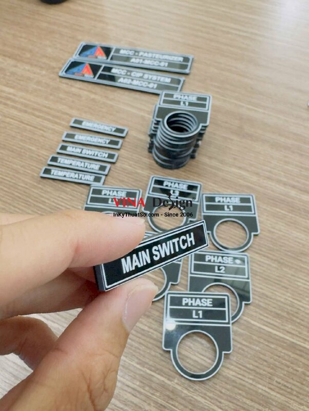 In thẻ Mica mỏng 2li in UV phẳng mực trắng, name tag linh kiện máy móc thiết bị - INKTS3749