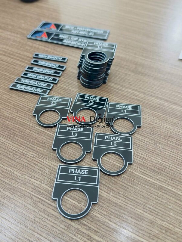 In thẻ Mica mỏng 2li in UV phẳng mực trắng, name tag linh kiện máy móc thiết bị - INKTS3749