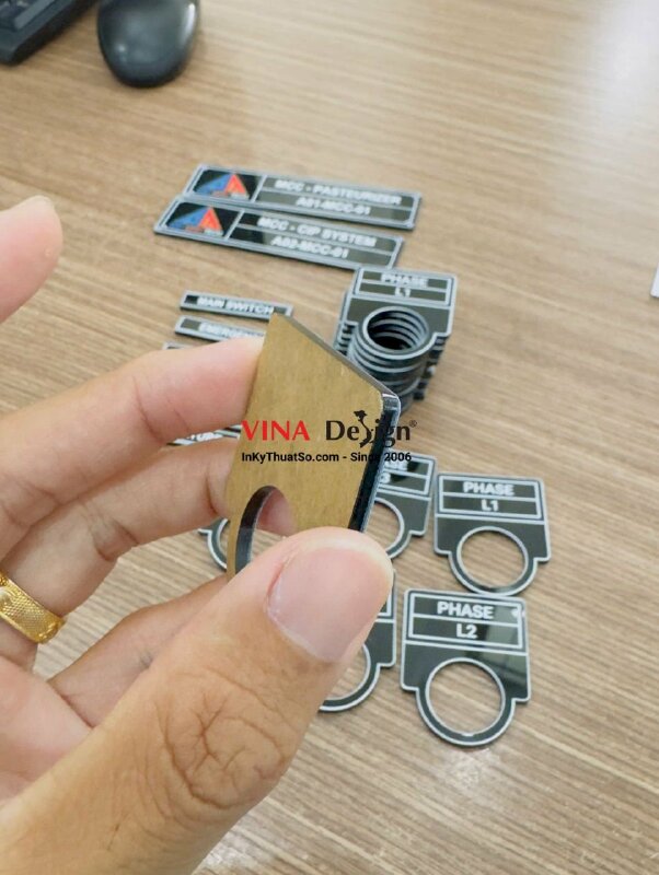 In thẻ Mica mỏng 2li in UV phẳng mực trắng, name tag linh kiện máy móc thiết bị - INKTS3749