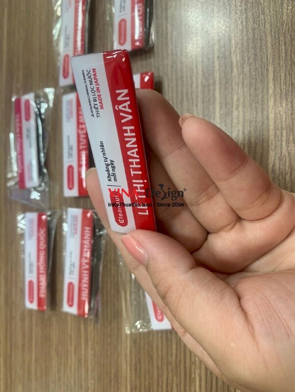 In thẻ tên nhựa đổ keo cán gắn nam châm - INKTS385