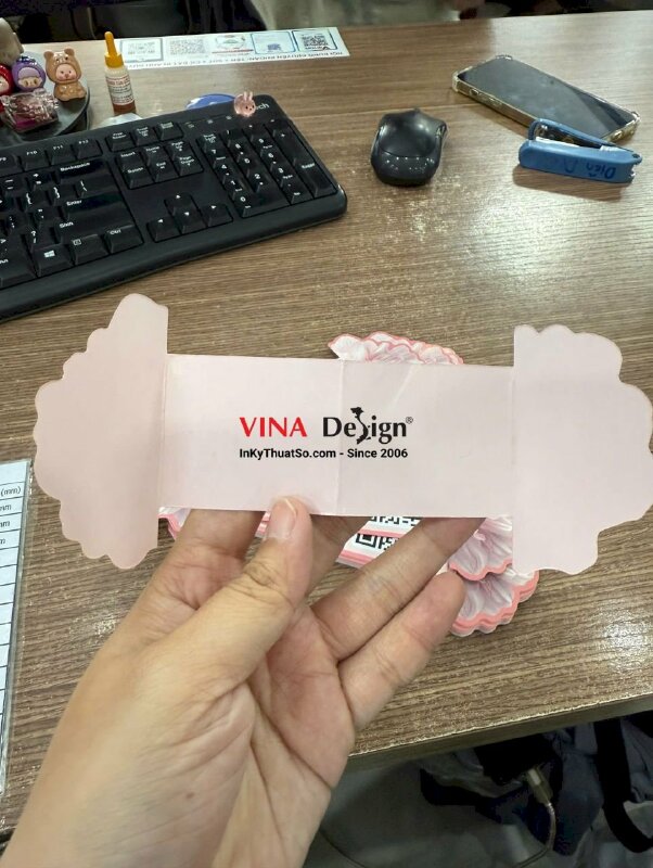 In tờ rơi tag gấp bế theo hình bông hoa cho tiệm Nail Spa, hàng gửi đi Canada - INKTS3758