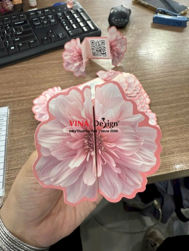 In tờ rơi tag gấp bế theo hình bông hoa cho tiệm Nail Spa, hàng gửi đi Canada - INKTS3758