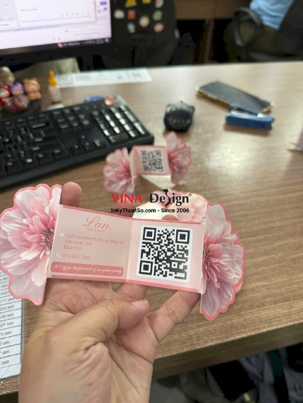 In tờ rơi tag gấp bế theo hình bông hoa cho tiệm Nail Spa, hàng gửi đi Canada - INKTS3758