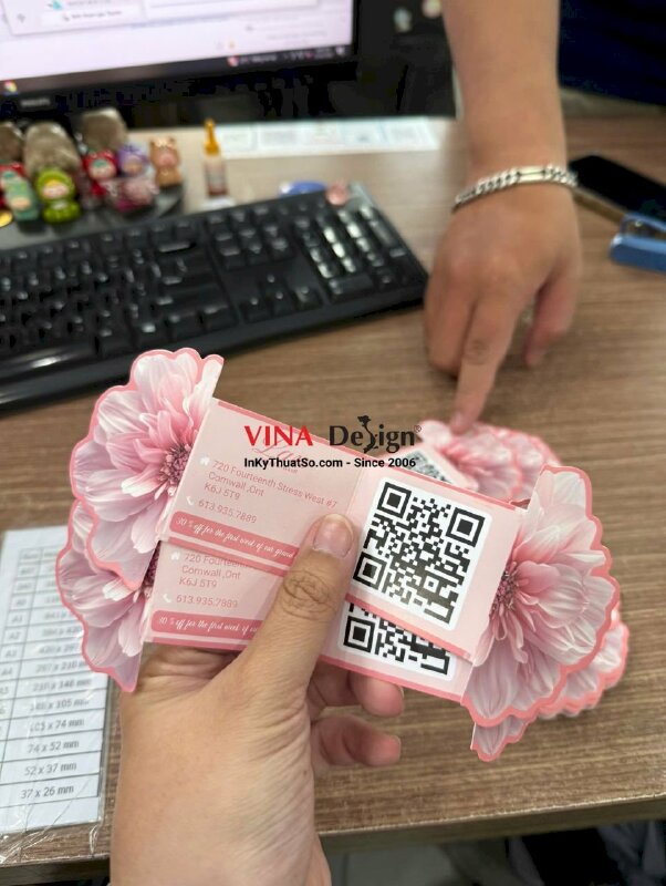 In tờ rơi tag gấp bế theo hình bông hoa cho tiệm Nail Spa, hàng gửi đi Canada - INKTS3758