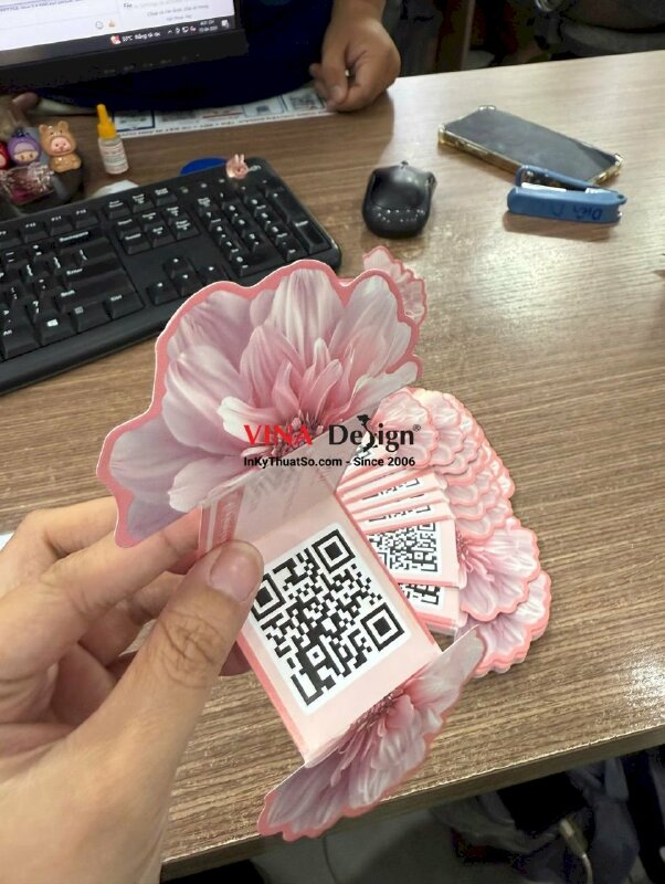In tờ rơi tag gấp bế theo hình bông hoa cho tiệm Nail Spa, hàng gửi đi Canada - INKTS3758