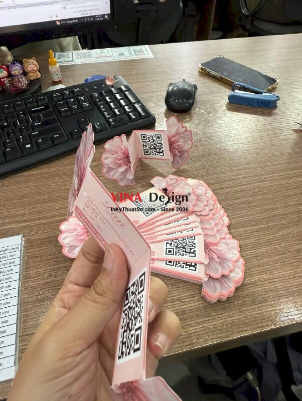 In tờ rơi tag gấp bế theo hình bông hoa cho tiệm Nail Spa, hàng gửi đi Canada - INKTS3758