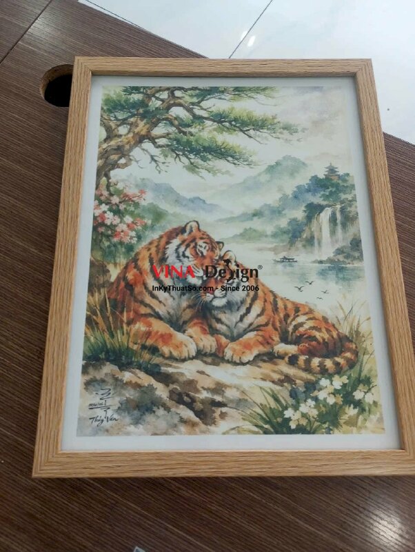 In tranh Lưỡng Hổ Tương Phùng, in canvas mực dầu mờ, đóng khung viền, mặt trước kính, mặt sau ốp ván - INKTS3711