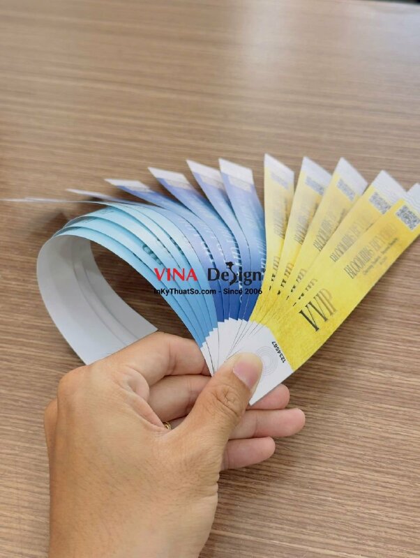 In vòng đeo tay sự kiện check in, in PP keo keo, cán mờ, cắt rời từng dây, đính keo ngay đầu dây - INKTS3727