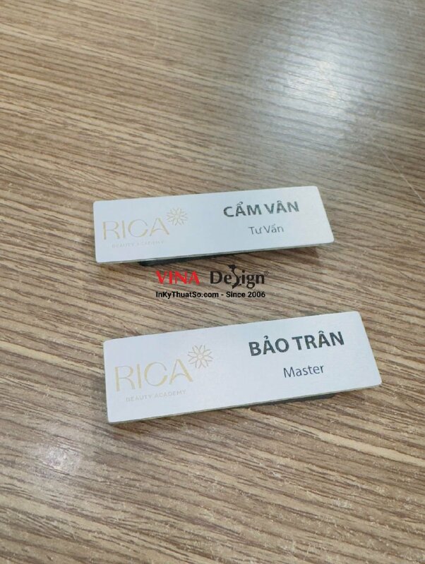 Làm bảng tên nhôm xước màu bạc in UV chức danh Tư vấn Master cho Beauty Academy - INKTS3748