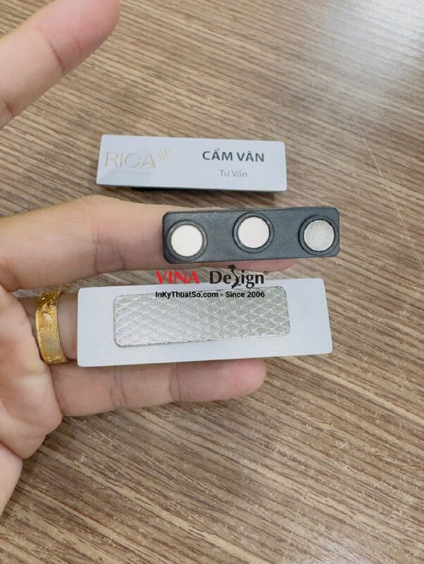 Làm bảng tên nhôm xước màu bạc in UV chức danh Tư vấn Master cho Beauty Academy - INKTS3748