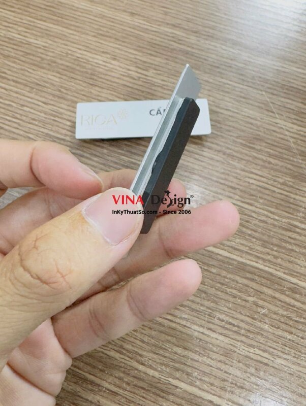 Làm bảng tên nhôm xước màu bạc in UV chức danh Tư vấn Master cho Beauty Academy - INKTS3748