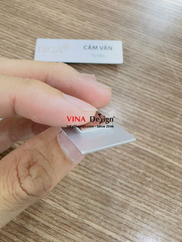 Làm bảng tên nhôm xước màu bạc in UV chức danh Tư vấn Master cho Beauty Academy - INKTS3748